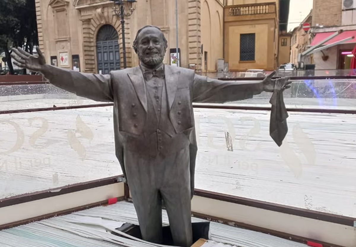 To άγαλμα του Λουτσιάνο Παβαρότι στην Ιταλία