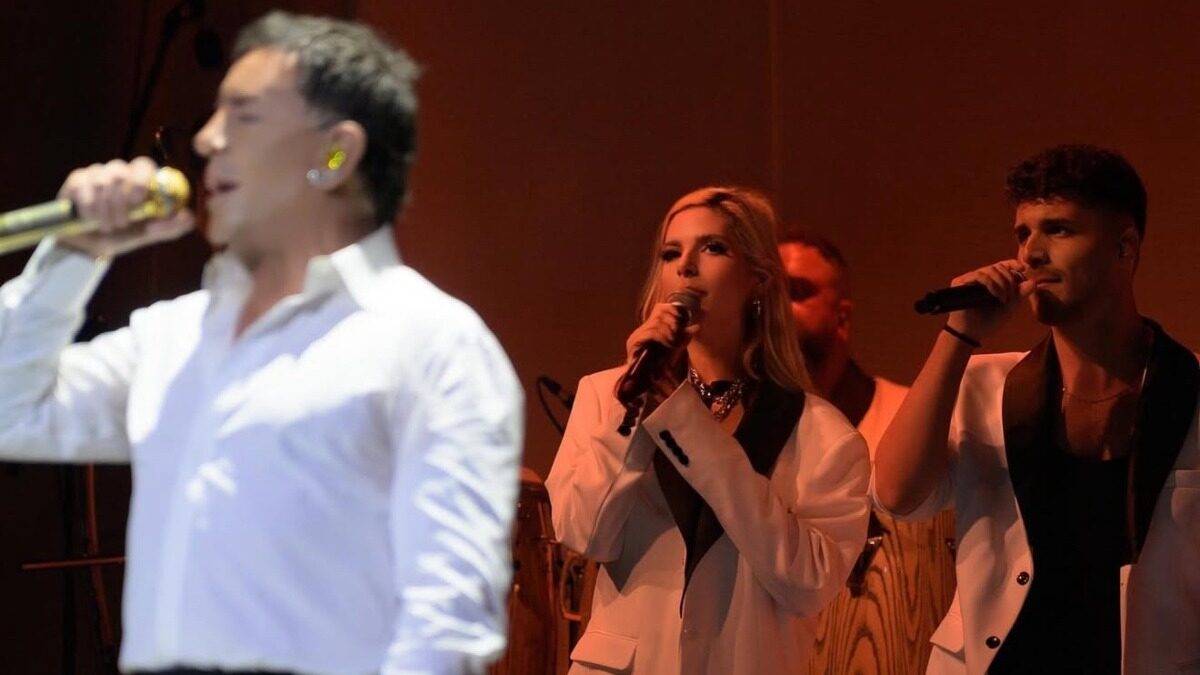 Ο Στέφανος Παπαδόπουλος τραγουδά με τον Γιώργο Μαζωνάκη