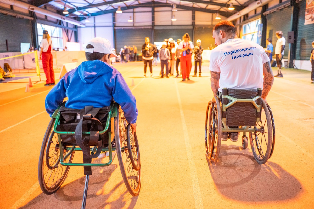 Στιγμιότυπα από τις επιδείξεις που έγιναν στους μαθητές, στο άθλημα του στίβου