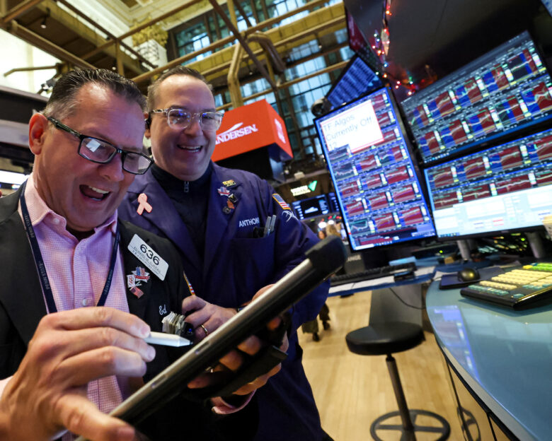 Οι χρηματιστές εργάζονται στο χρηματιστήριο της Νέας Υόρκης