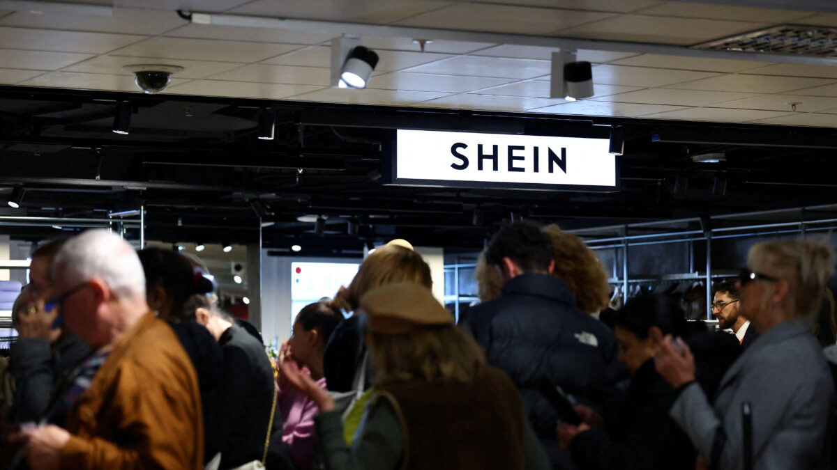 Ουρά κόσμου σε κατάστημα Shein