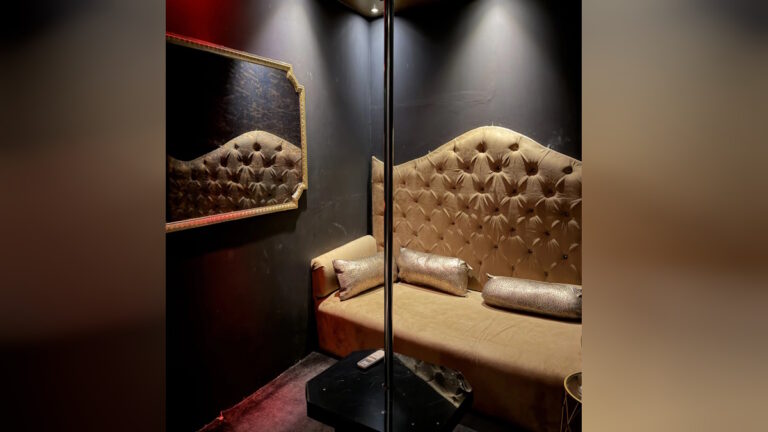 Έφοδος του ελληνικού FBI σε στριπτιτζάδικα στην Καλλιθέα: Συνελήφθησαν 5, δείτε φωτογραφίες και βίντεο