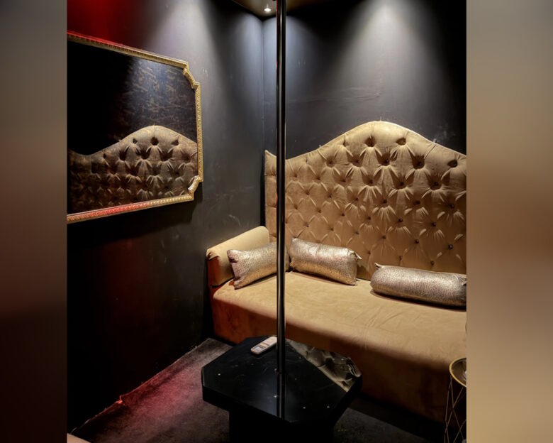 Έφοδος του ελληνικού FBI σε στριπτιτζάδικα στην Καλλιθέα: Συνελήφθησαν 5, δείτε φωτογραφίες και βίντεο