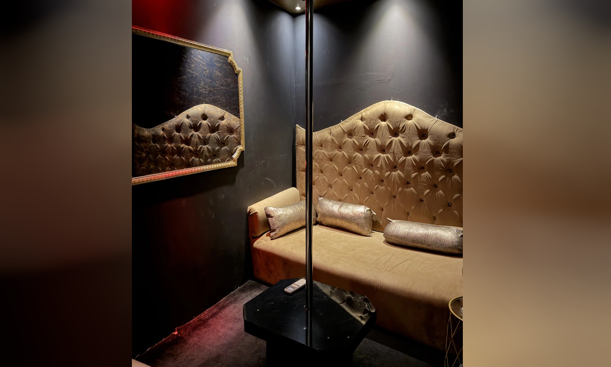 Έφοδος του ελληνικού FBI σε στριπτιτζάδικα στην Καλλιθέα: Συνελήφθησαν 5, δείτε φωτογραφίες και βίντεο