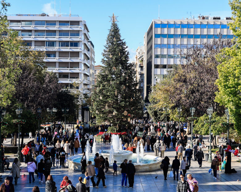 Εορταστικό ωράριο 2025: Ανοιχτά σήμερα τα μαγαζιά – Τι ώρα κλείνουν