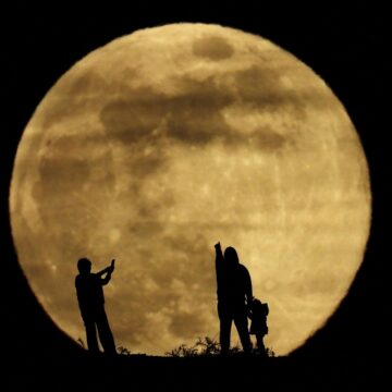 Ένα ζευγάρι και η κόρη του παρατηρούν το φεγγάρι με ένα τηλεσκόπιο, στο νησί της Γκραν Κανάρια, την Ισπανία  REUTERS