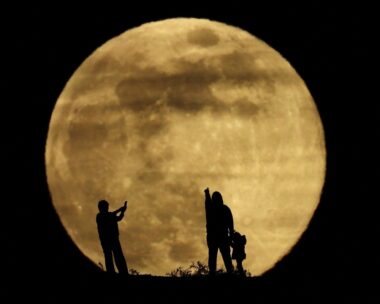 Ένα ζευγάρι και η κόρη του παρατηρούν το φεγγάρι με ένα τηλεσκόπιο, στο νησί της Γκραν Κανάρια, την Ισπανία  REUTERS