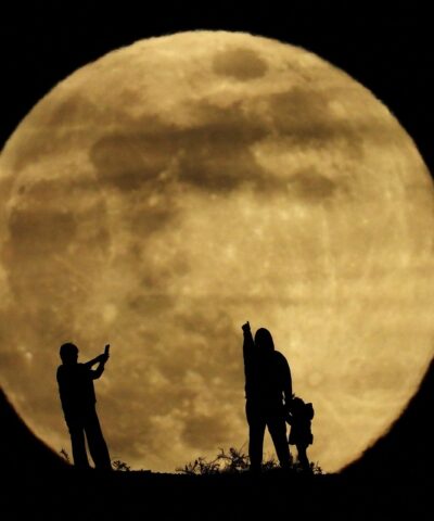 Ένα ζευγάρι και η κόρη του παρατηρούν το φεγγάρι με ένα τηλεσκόπιο, στο νησί της Γκραν Κανάρια, την Ισπανία  REUTERS