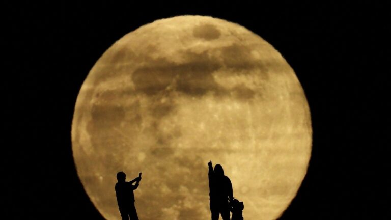 Ένα ζευγάρι και η κόρη του παρατηρούν το φεγγάρι με ένα τηλεσκόπιο, στο νησί της Γκραν Κανάρια, την Ισπανία  REUTERS