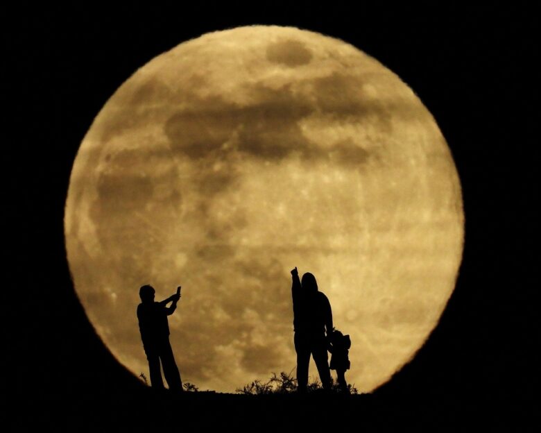 Η ψυχρή υπερπανσέληνος του Δεκεμβρίου στον χειμωνιάτικο ουρανό – Εντυπωσιακές εικόνες από όλο τον πλανήτη