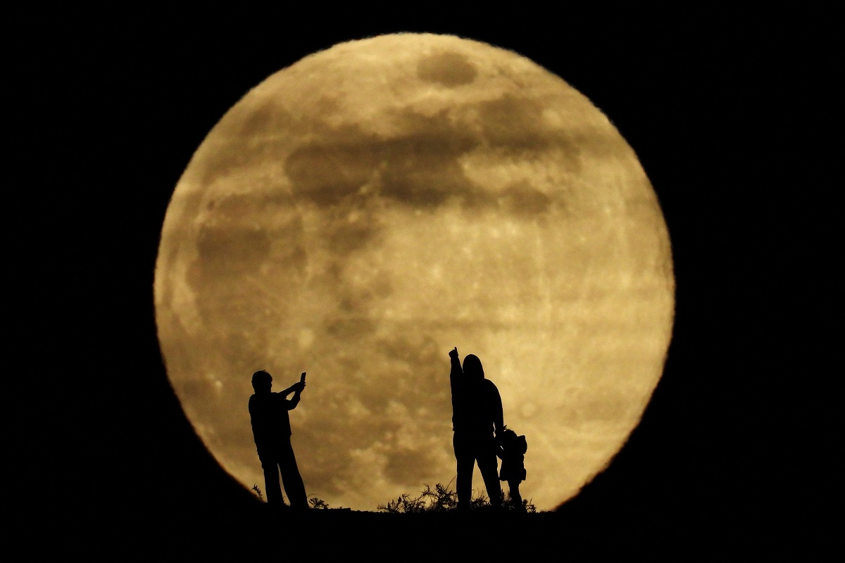 Ένα ζευγάρι και η κόρη του παρατηρούν το φεγγάρι με ένα τηλεσκόπιο, στο νησί της Γκραν Κανάρια, την Ισπανία  REUTERS