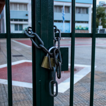Λουκέτο σε πόρτα σχολείου