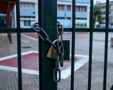 Λουκέτο σε πόρτα σχολείου