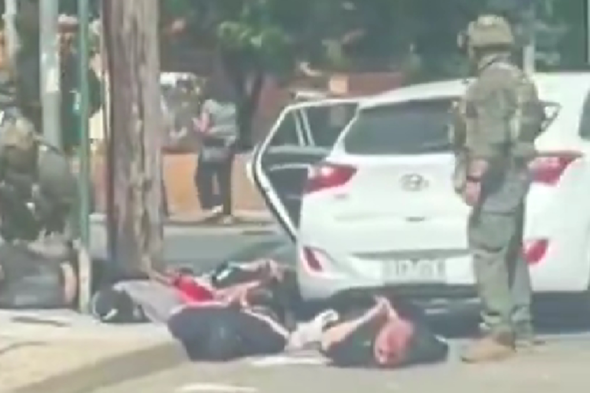 &Sigma;ί&delta;&nu;&epsilon;ϊ: &Alpha;&pi;&epsilon;&tau;&rho;ά&pi;&eta; &nu;έ&alpha; &tau;&rho;&omicron;&mu;&omicron;&kappa;&rho;&alpha;&tau;&iota;&kappa;ή &epsilon;&pi;ί&theta;&epsilon;&sigma;&eta; &sigma;&tau;&eta;&nu; &pi;&alpha;&rho;&alpha;&lambda;ί&alpha; &Mu;&pi;ό&nu;&tau;&alpha;ϊ &ndash; &Sigma;&upsilon;&nu;&epsilon;&lambda;ή&phi;&theta;&eta;&sigma;&alpha;&nu; 7 ύ&pi;&omicron;&pi;&tau;&omicron;&iota;