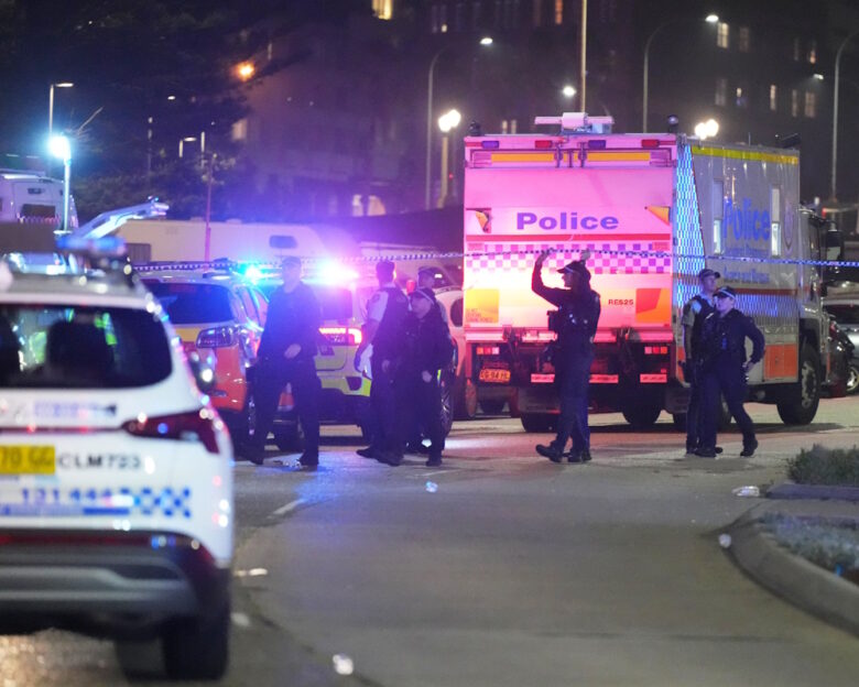 Σίδνεϊ: Μουσουλμάνος φοιτητής από το Πακιστάν ο ένας δράστης του αιματοκυλίσματος – Η στιγμή που Αυστραλός πολίτης τον αφοπλίζει