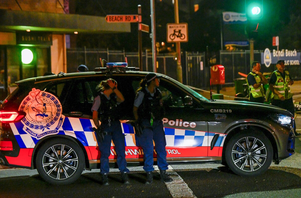 Το προσωπικό έκτακτης ανάγκης εργάζεται στον τόπο ενός περιστατικού πυροβολισμού στην παραλία Bondi Beach, στο Σίδνεϊ της Αυστραλίας