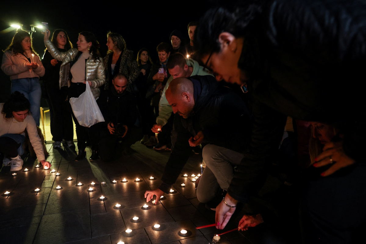 Άνθρωποι τοποθετούν κεριά σε σχήμα Αστέρα του Δαυίδ κατά τη διάρκεια αγρυπνίας κοντά στην παραλία, που πραγματοποιήθηκε μετά από θανατηφόρο πυροβολισμό στην παραλία Bondi του Σίδνεϊ κατά τη διάρκεια των εορτασμών του Χανουκά, στο Τελ Αβίβ του Ισραήλ