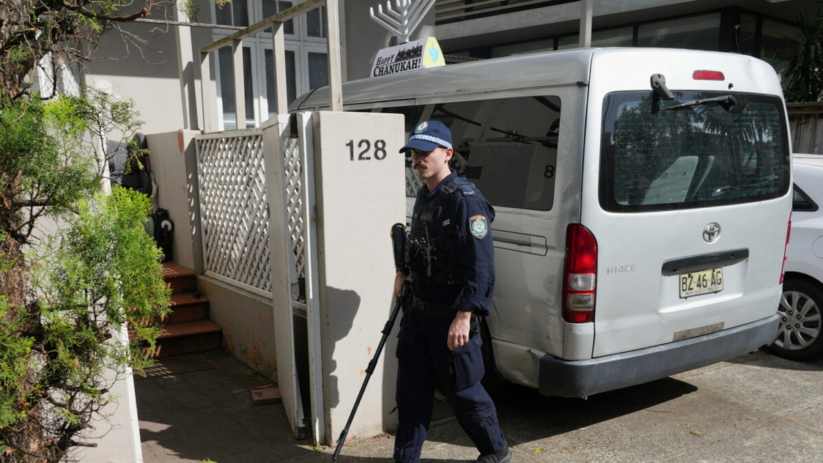 Αστυνομικός δίπλα σε αυτοκίνητο στο Σίδνεϊ