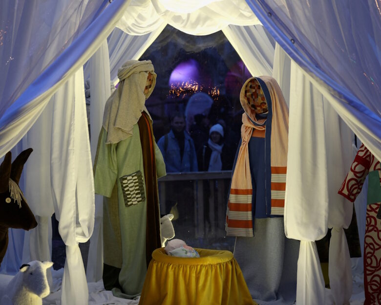 Χριστούγεννα: Απρόσωπη «συμπεριληπτική» φάτνη στις Βρυξέλλες – Άρπαξαν το κεφάλι από το Θείο Βρέφος