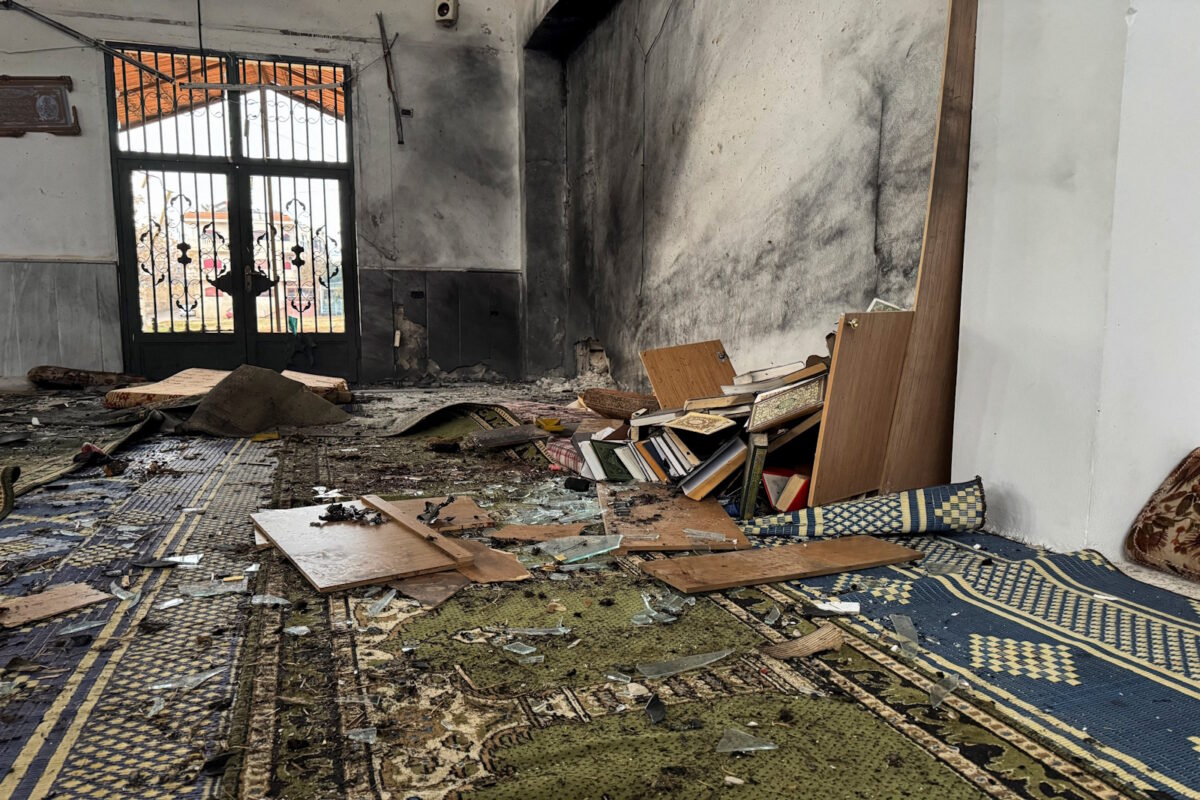 Το εσωτερικό του τεμένους μετά την έκρηξη