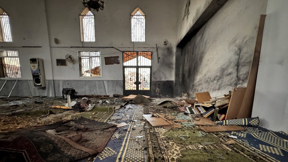 Το εσωτερικό του τεμένους μετά την έκρηξη
