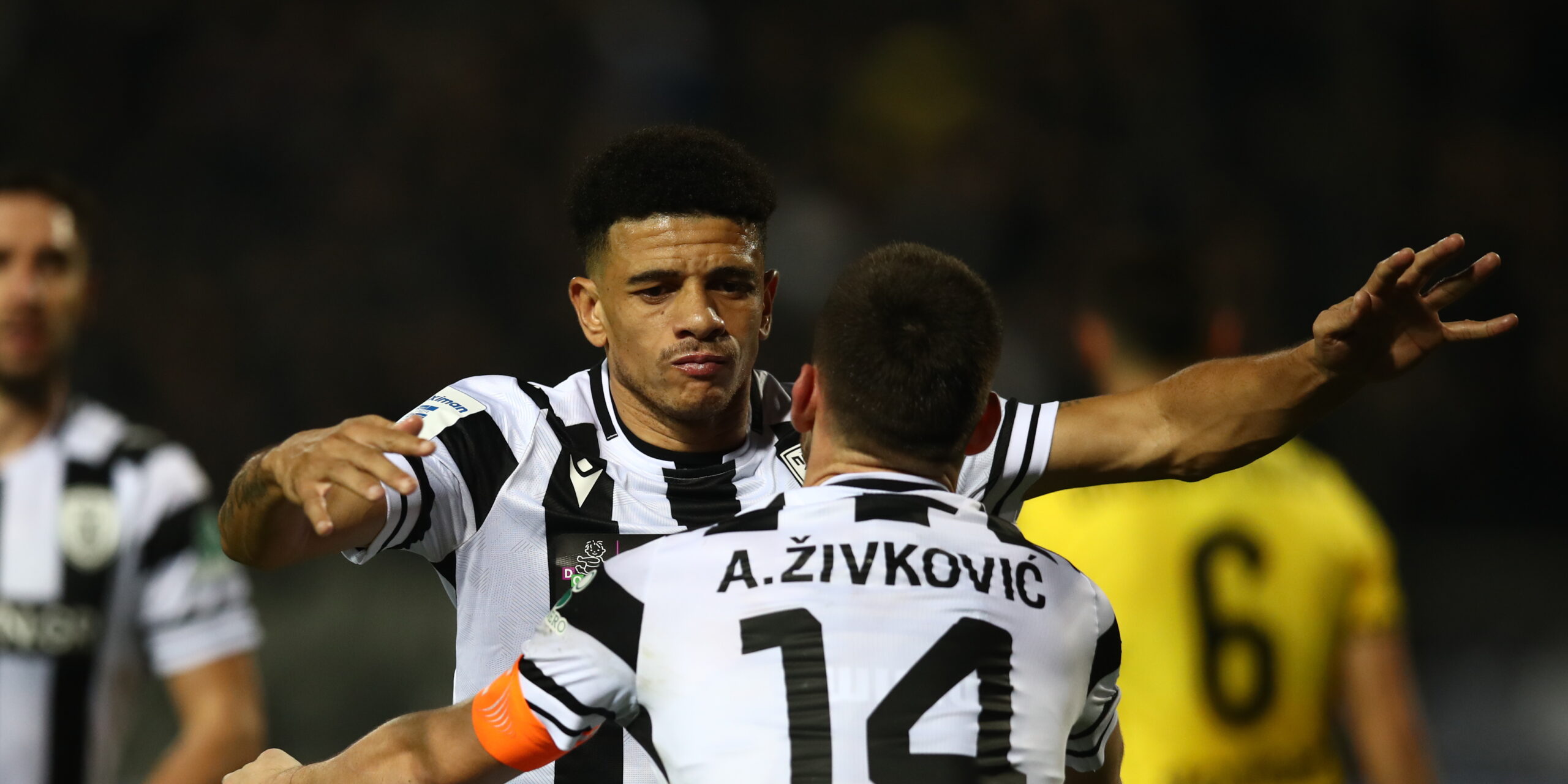 Ο Τάισον πανηγυρίζει με τον Ζίβκοβιτς (ΝΑΣΟΣ ΣΙΜΟΠΟΥΛΟΣ