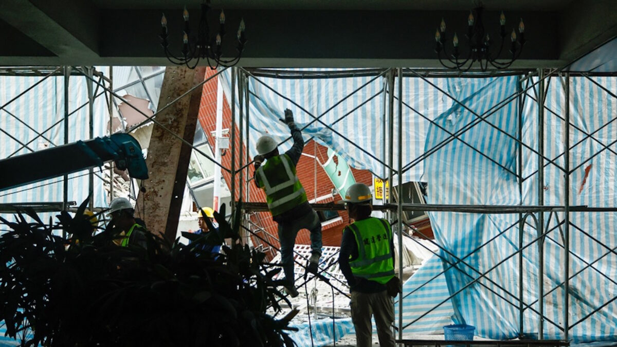 Εργάτες σε σκαλωσιά μετά από σεισμό στην Ταϊβάν