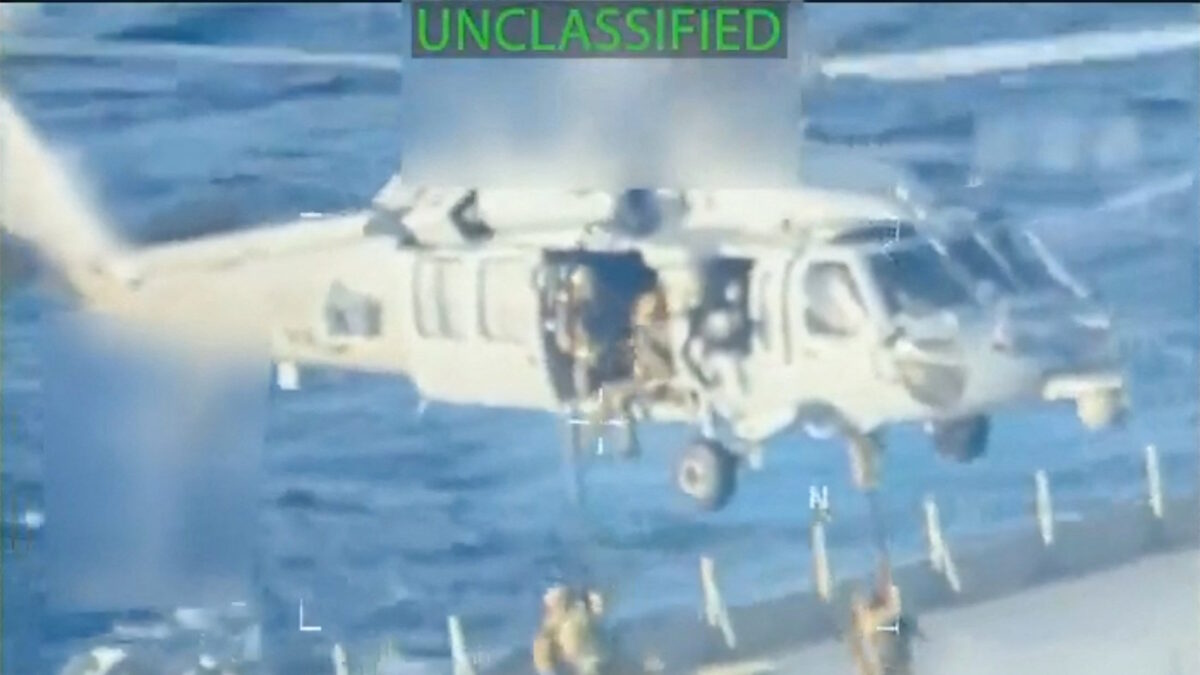 Η στιγμή που αμερικανικές δυνάμεις κάνουν ρεσάλτο στο τάνκερ «Skipper»