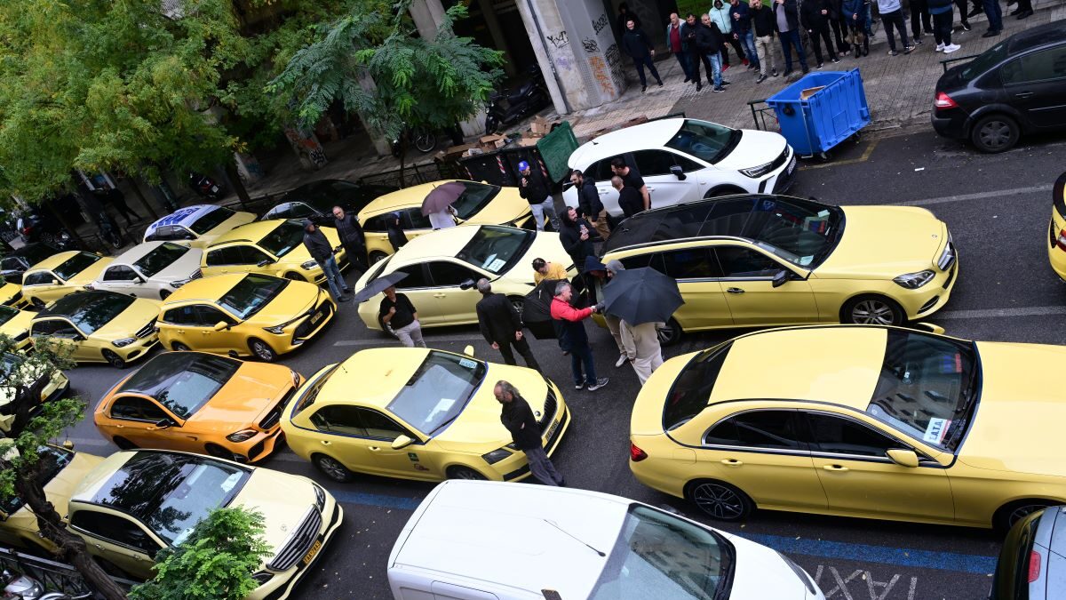 Οδηγοί ταξί έξω από τα γραφεία του ΣΑΤΑ