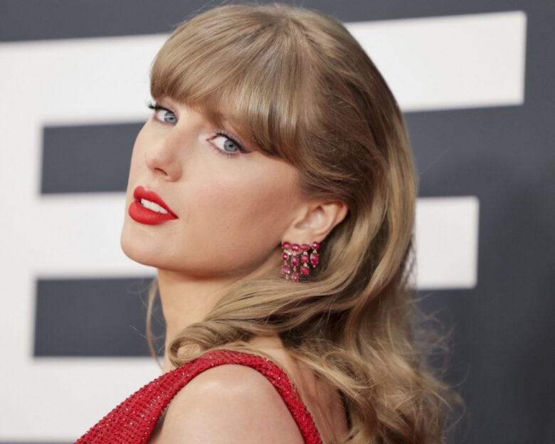 Η Τέιλορ Σουίφτ κατάφερε να αγοράσει την μουσική της με τα 2 δισ. που έβγαλε από την παγκόσμια περιοδεία της «Eras Tour»