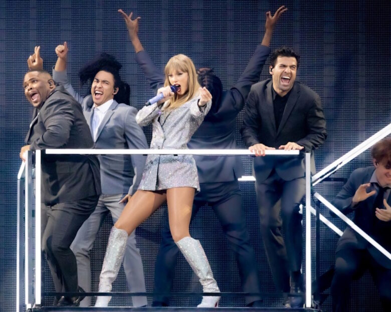 Η Τέιλορ Σουίφτ χάρισε 197 εκατομμύρια δολάρια στους συνεργάτες της: Ξέσπασαν σε κλάματα μόλις τους το ανακοίνωσε