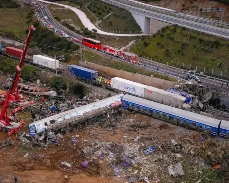 Στιγμιότυπο από την φονική σύγκρουση τρένων στα Τέμπη, τον Φεβρουάριο του 2023