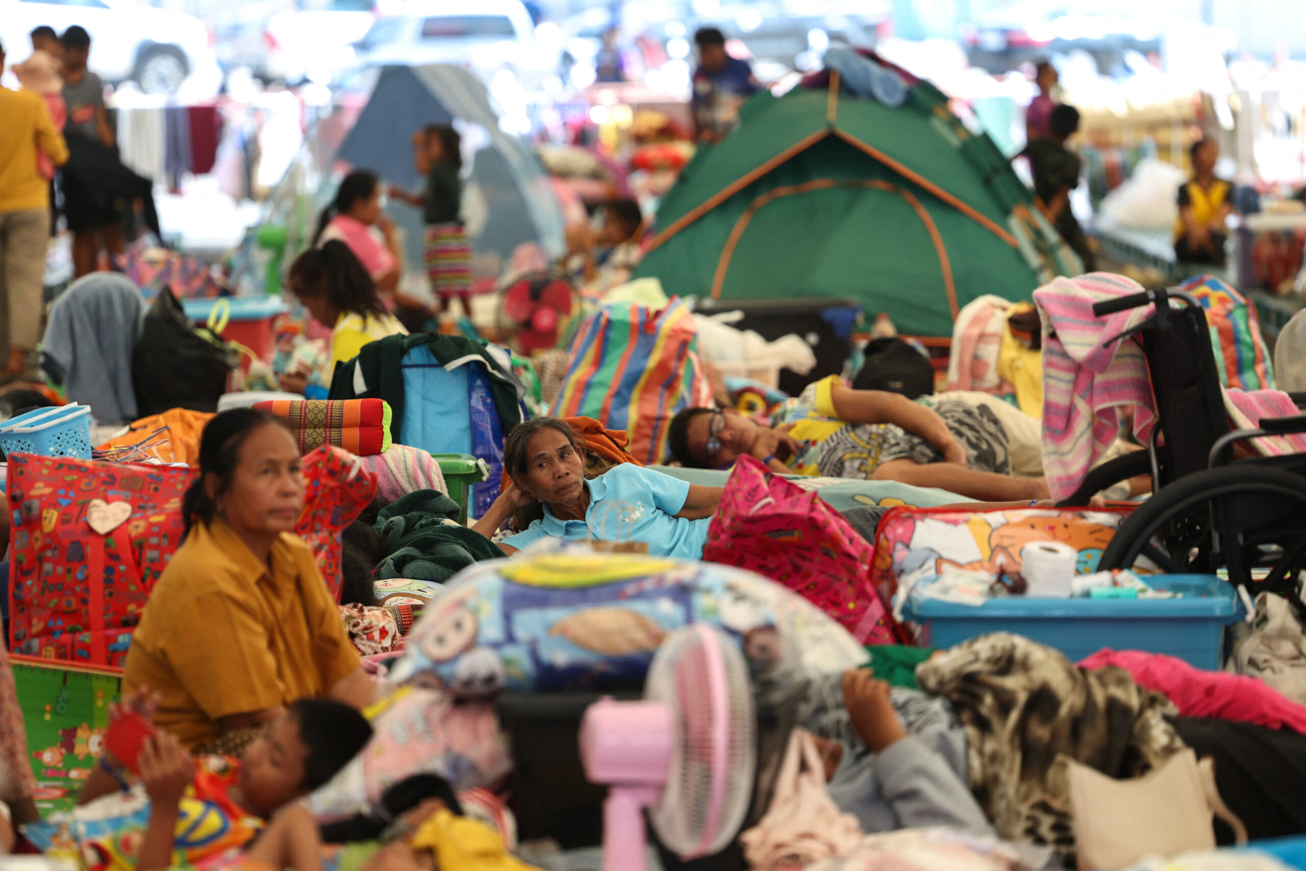 Εκτοπισμένοι άνθρωποι μέσα σε ένα προσωρινό καταφύγιο εν μέσω των αιματηρών συγκρούσεων μεταξύ Ταϊλάνδης και Καμπότζης