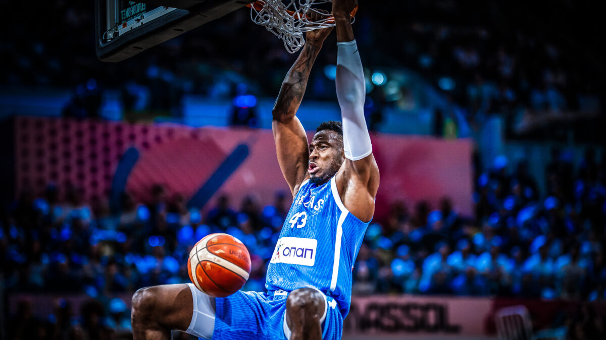 Ο Θανάσης Αντετοκούνμπο με την Εθνική Ελλάδας (ΑΝΑΣΤΑΣΙΑ ΚΑΡΕΚΛΑ