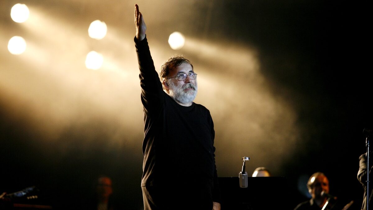 Ο Θάνος Μικρούτσικος