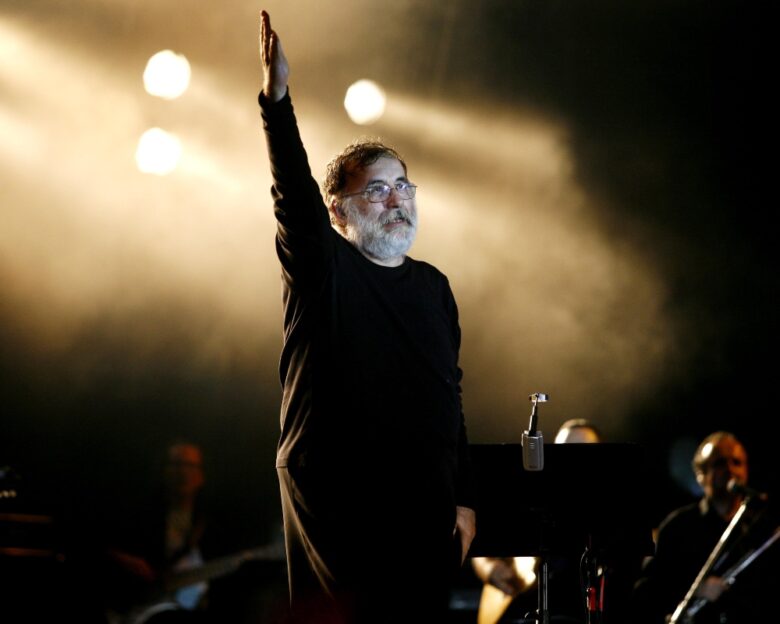 Θάνος Μικρούτσικος: Η σύζυγός του, Μαρία Παπαγιάννη εξομολογείται – «Ήταν ψύχραιμος, δεν μπορώ να πω ότι δεν φοβήθηκε, αλλά σε εμάς δεν το έδειξε»