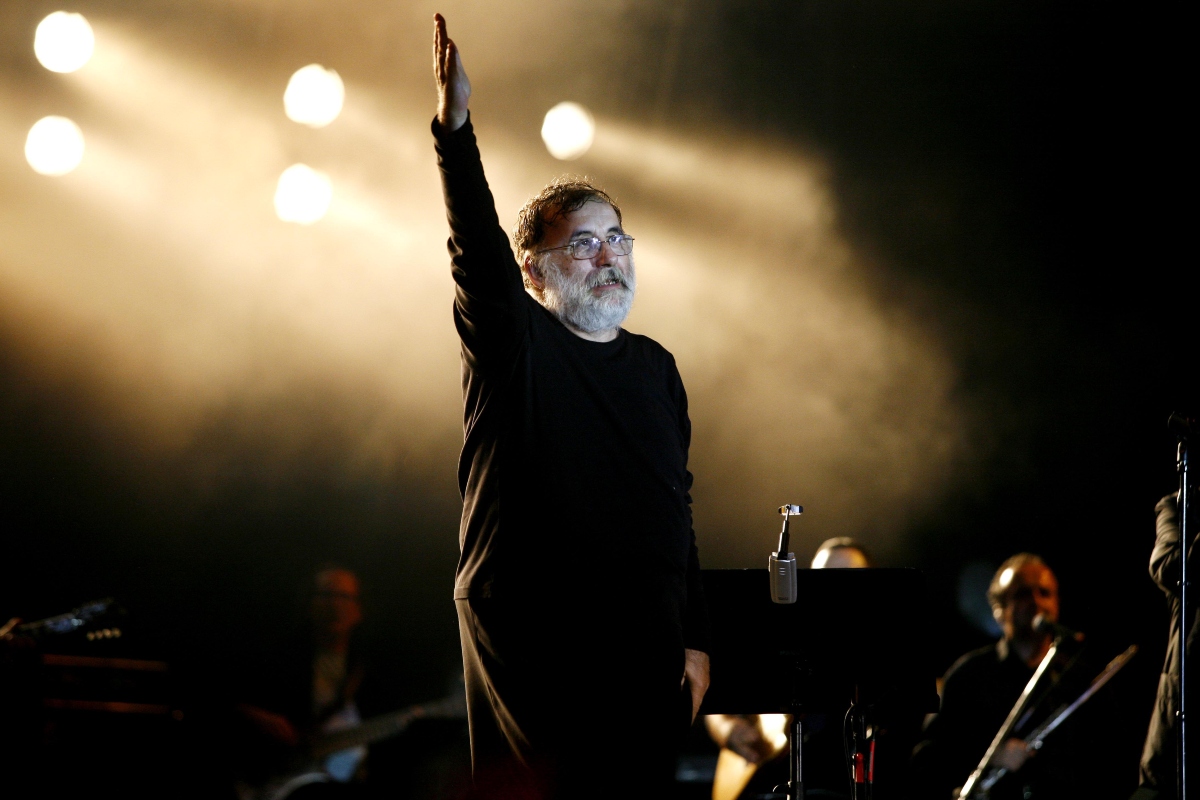 Ο Θάνος Μικρούτσικος