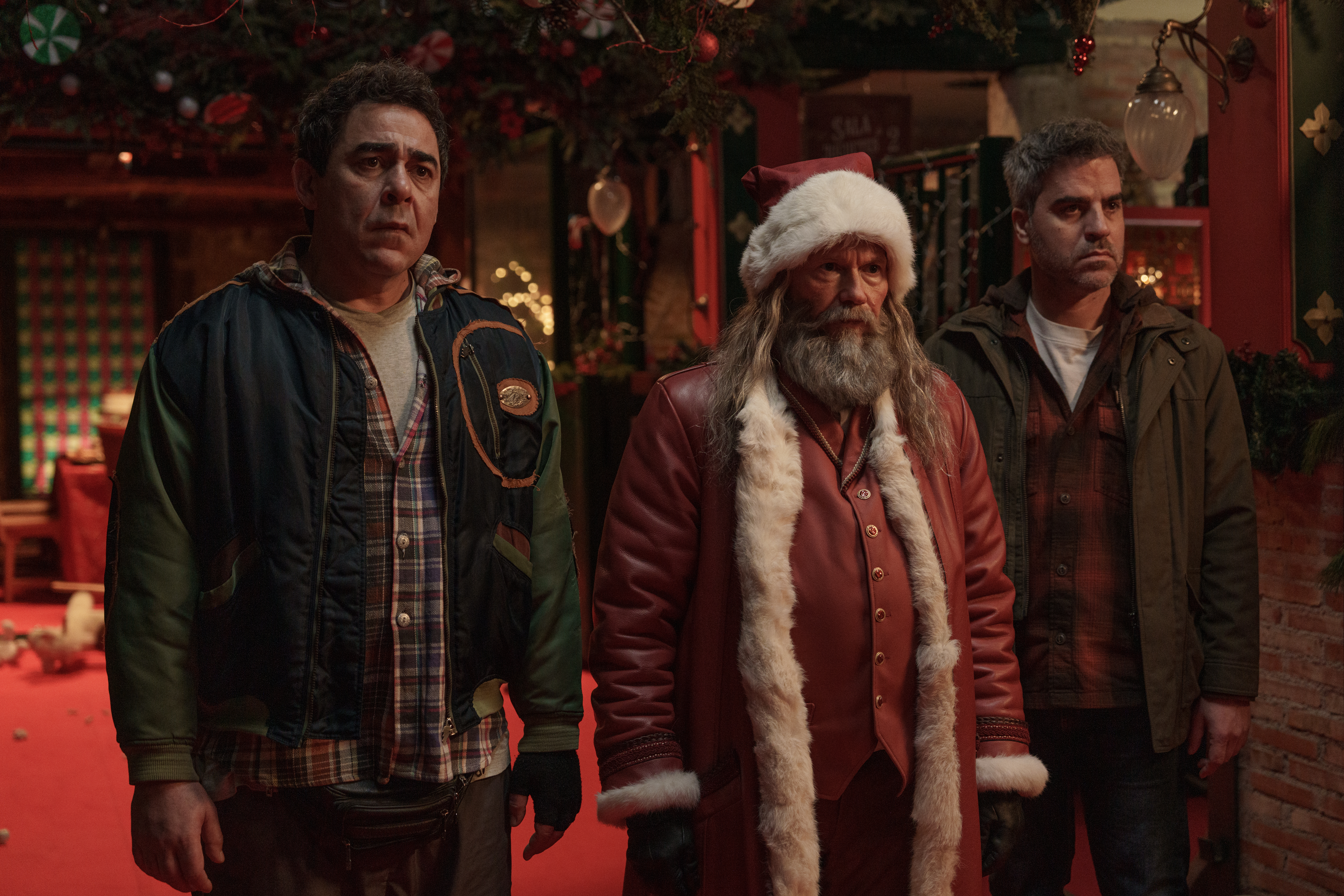 LA NAVIDAD EN SUS MANOS 2. Pablo Chiapella as Rafita, Santiago Segura as Papa Noel, Ernesto Sevilla as Salva in LNESM2. Cr. Julia Carballada