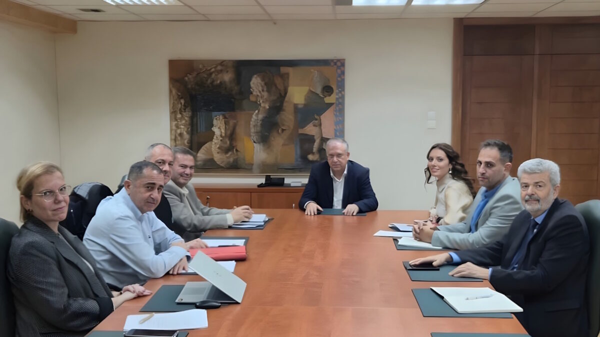 Συνάντηση Θεοδωρικάκου με εκπροσώπους των φορέων οδικών μεταφορών