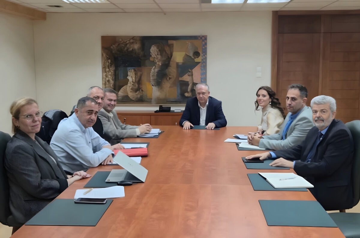 Συνάντηση Θεοδωρικάκου με εκπροσώπους των φορέων οδικών μεταφορών