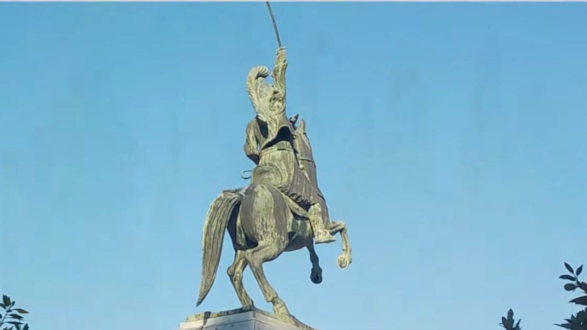 Ο αδριάντας του Θεόδωρου Κολοκοτρώνη στην Τρίπολη