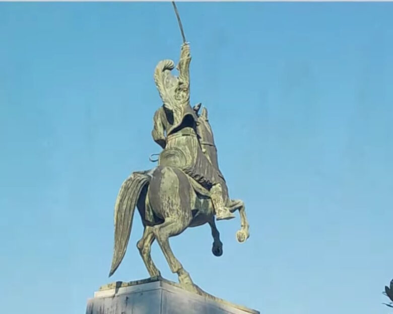 Στην Αθήνα ο Θεόδωρος Κολοκοτρώνης: Το άγαλμα του Γέρου του Μοριά στην Τρίπολη θα μεταφερθεί για συντήρηση