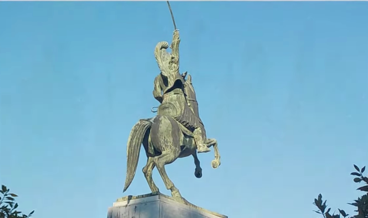 Ο αδριάντας του Θεόδωρου Κολοκοτρώνη στην Τρίπολη