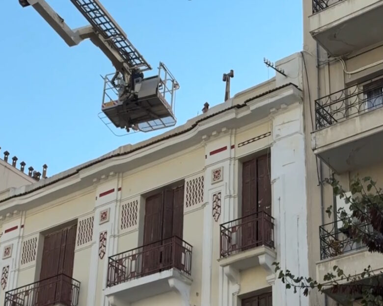 Θεσσαλονίκη: Ηλικιωμένος έπεσε σε ταράτσα και τραυματίστηκε σοβαρά – Η στιγμή του απεγκλωβισμού του