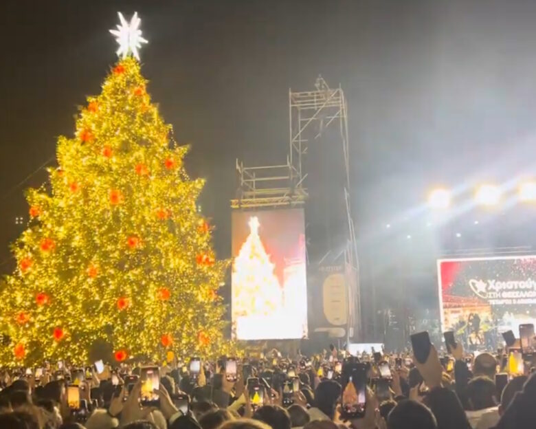 Φωταγωγήθηκε το χριστουγεννιάτικο δέντρο στη Θεσσαλονίκη – Υπό βροχή οι εκδηλώσεις