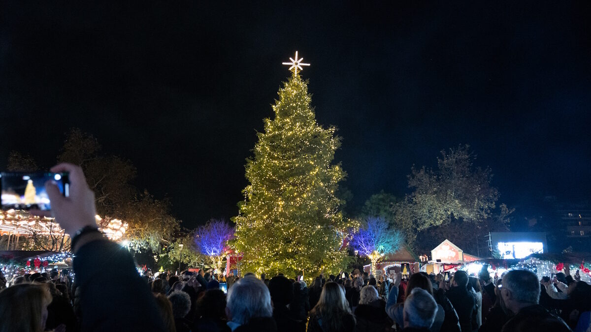 Το χριστουγεννιάτικο δέντρο στο «Χωριό των Μαγεμένων» στη Θεσσαλονίκη