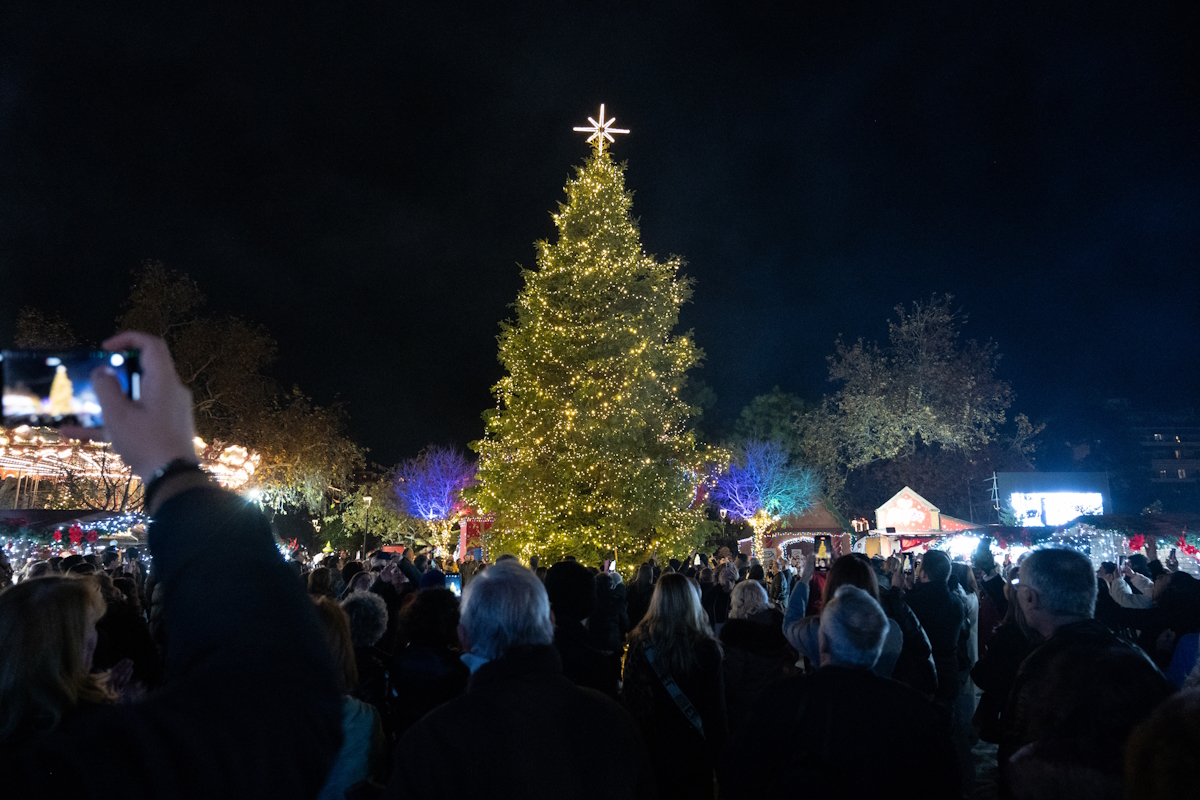 Το χριστουγεννιάτικο δέντρο στο «Χωριό των Μαγεμένων» στη Θεσσαλονίκη