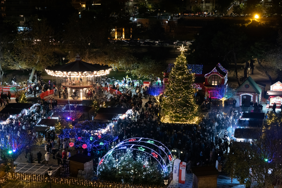 Το χριστουγεννιάτικο δέντρο στο «Χωριό των Μαγεμένων» στη Θεσσαλονίκη