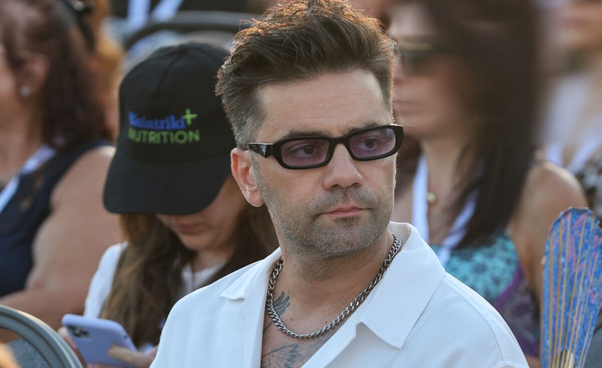 &Theta;&omicron;&delta;&omega;&rho;ή&sigmaf; &Mu;&alpha;&rho;&alpha;&nu;&tau;ί&nu;&eta;&sigmaf;: &Mu;&epsilon; &sigma;&tau;&epsilon;&nu;&omicron;&chi;&omega;&rho;&epsilon;ί &pi;&omicron;&upsilon; &eta; &delta;&eta;&mu;ό&sigma;&iota;&alpha; &epsilon;&iota;&kappa;ό&nu;&alpha; &mu;&omicron;&upsilon; &gamma;&upsilon;&rho;ί&zeta;&epsilon;&iota; &gamma;ύ&rho;&omega; &alpha;&pi;ό &tau;&alpha; &pi;&rho;&omicron;&sigma;&omega;&pi;&iota;&kappa;ά &mu;&omicron;&upsilon;