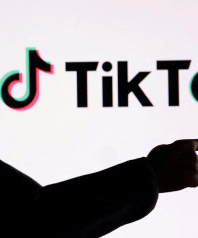 Ο Αμερικανός Πρόεδρος, Ντόναλντ Τραμπ μπροστά από το λογότυπο του TikTok